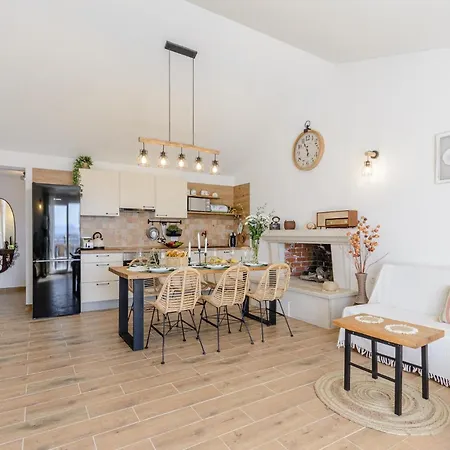 Amazing Home In Splitska-Supetar Сплитска