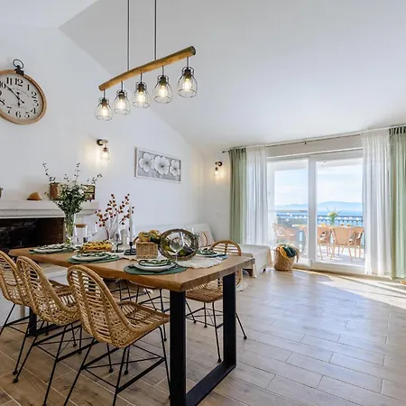 Amazing Home In Splitska-Supetar Сплитска