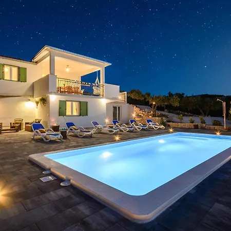 Amazing Home In Splitska-Supetar Дом отдыха Сплитска